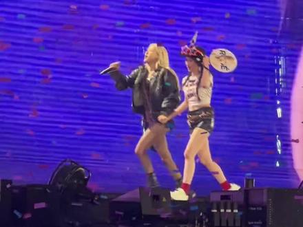 26日香港的APT女孩被rose领上台 #rose朴彩英 #blackpink演唱会