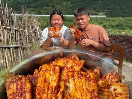 这小冰想吃辣条,今天在家给她做吧。 #日常生活 #美食 #自制辣条#抖音商城