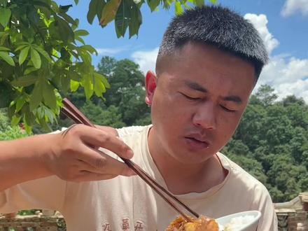 小表弟家风景太好了、搞的我都不想回去了、还有鱼吃、自己做了一条黄焖江秋、太好吃了#美食#农村美食#我的乡村生活