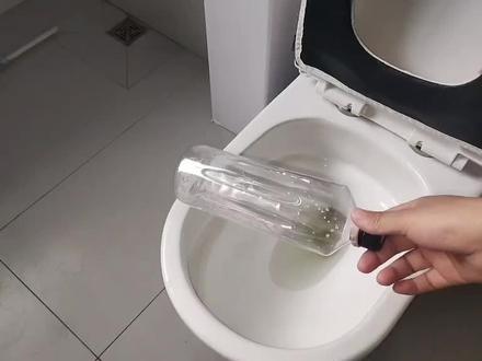 家里马桶堵了不要慌?教你一招,只需一个饮料瓶,两分钟快速疏通