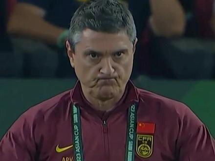 落后两球不要慌乱,安东尼奥示意球员们稳定下来 #u23国足连丢两球 #u23国足20分钟落后两球 #u23国足0比2日本 #安东尼奥稳定球员