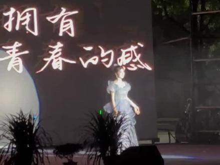 一中校园十佳歌手大赛决赛现场,女儿在台上的表现棒棒的,唱的太好听了,完全被女儿征服了😍😘🥰