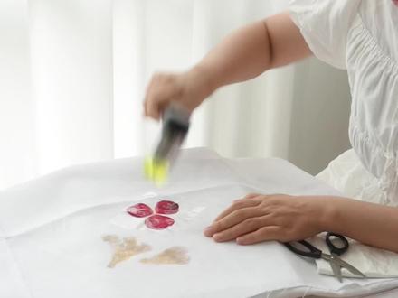 把花花🌸拓印进了灯里💡内含教程! 最近很种草植物拓印
于是打算自己在家尝试一波!
我看大家有把拓印下来的植物做成
窗帘,包包,裙子什么的都很好看
突发奇想能不能用拓印花花做一盏灯呢!
-
攒了一些花花,采下来花瓣
多加点明矾泡一会儿
用胶带贴在布料上,锤一锤
真的比我想象中好上色很多耶
自由发挥都好看!
又在外面捡了点树枝
根据拓印布料的大概尺寸组装成一个矩形
再用针线把裁剪好的布料缝在灯架上
真的超有趣的尝试可以留住花花盛开的样子
快喊上你的小伙伴一起动手制作吧~
-
#宝藏生活家企划 #家才是我的避暑圣地 #手工diy #植物拓印 #手工灯
定期更新关于几米在家的美好日常,我们下期见
DIY|家装|美学|四季