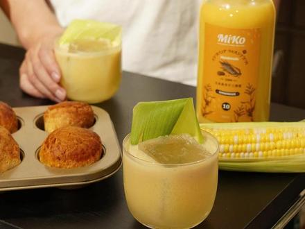 浓郁香甜的液体玉米软糖! 好久没跟大家分享网络小众配方啦
最近又试到一个超有趣的配方
是咸口玉米风味的Elote Cobbler
配方摘自punchdrink.com
由纽约调酒师Leanne创作
Elote在是一种烤玉米的小吃
原配方是自制的咸玉米糖浆
家里没有玉米
我们就用玉米风味的糖浆和盐替代
MIKO这个糖浆的玉米风味还原得很好
不会有让人不愉悦的香精感
Miko的糖浆添加了蜂蜜
香气层次更丰富的同时又不会喧宾夺主
配方用了Bourbon呼应玉米的香气
陈年的tequila带来的辛香料气息
杏仁糖浆增加了坚果的风味
柠檬汁让酸甜更加平衡的同时
又增添了一点柑橘的清新
燕麦奶让酒体更厚重浓郁
【Elote Cobbler简易版】
波本威士忌 1 1/4oz
陈年龙舌兰 1/2oz
Miko玉米糖浆 1/2oz
无糖燕麦奶 1oz
柠檬汁 1/2oz
杏仁糖浆 1/4oz
【Elote Cobbler原版】
1 1/4 ounces bourbon, preferably Elijah Craig
1/2 ounce reposado tequila, preferably Calle
1 1/2 ounces salted corn syrup (see Editor's Note)
1 ounce unsweetened oat milk
1/2 ounce lemon
1/4 ounce orgeat, preferably T’orgeat
Salted Corn Syrup:
2 cups cooked corn kernels (off the cob)
1/2 cup sugar
1/2 cup water
1 teaspoon salt
#Miko糖浆 #调酒 #鸡尾酒 #酒蒙子的日常 #微醺时刻