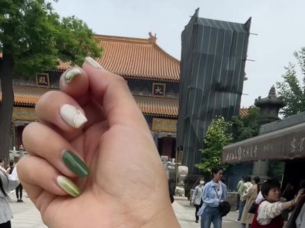今日去大兴善寺请了两串手串。十八籽真的很火爆,周末节假日可能需要预定,大的68,小的50。可以去早点儿。选择会多点儿哦。#vlog日常 #愿所求皆所愿 #寺庙祈福 #十八籽手串 顺便逛个西安