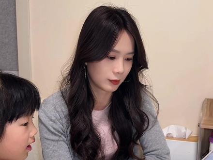 快过年了 带女儿提前演练拜年
#看奇幻人生分5亿 #熊出没 #熊出没奇幻拜年