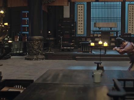 《太平年》6: 侍卫亲军将领赵弘殷因局势向冯道请罪,并恳请保护赵家家眷。冯道应允,并为其即将出生的第三子赐名“美”。公元947年初,吴越使团抵达汴梁,见流民遍地,都城濒临崩溃。万岁殿突发大火,赵弘殷率众救火维序。御街上逃难的权贵与乱兵拥堵,赵匡胤领骑兵平定暴乱,解救百姓。吴越使团在混乱中艰难前行,水丘昭券决定绕道前往界北巷馆驿。伤愈的郭荣悄然离队,暗中观察局势。面对失控局面,皇帝石重贵自杀未遂。宰相冯道拒绝大臣废帝之议,力主维持现状,并任命赵匡胤为中书门下堂后指挥,站班听用。郭荣(其养父郭威为河东刘知远亲信)向冯道陈情时局,传达河东态度。冯道赞赏其见识,却反问其此时此刻谁愿担起这个天下?大朝会上,冯道宣布石重贵禅位。钱弘俶对公卿们见风使舵的态度深感失望,于大殿之上怒斥群臣。钱弘俶、赵匡胤、郭荣三人一同面见天子石重贵,质问其为何自弃天下。石重贵醉醺醺地嘲讽君臣父子、礼义纲常,这位昔日被拥立的皇帝,如今同样被群臣抛弃。三位年轻人心绪复杂,既觉其可怜,又感无奈与愤慨。#太平年 #我为太平年做解说