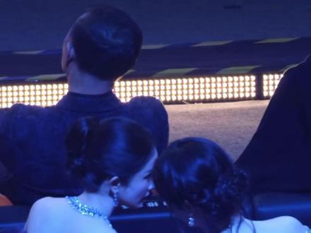 杨紫和杨幂 王嘉尔台下聊天中 氛围真好