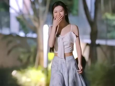 恋综徐如蓝吴怡涵!2个让人如沐春风的宝宝,她们的私服和配饰都很有品味,如蓝🍠头像戴的LolaRose闪星项链,是好多姐妹的心愿清单,年底啦,奖励自己,找我升级新年礼遇噢~
#徐如蓝 #吴怡涵 #势均力敌的我们 #LolaRose #心动的信号