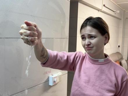 外国媳妇第一次经历恐怖的回南天!直接被整奔溃了,到处都是湿的#记录真实生活