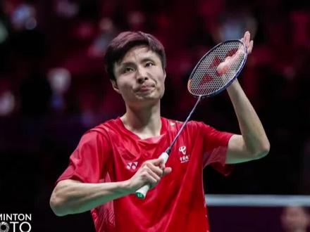 伴随2025年印尼羽毛球公开赛结束,世界羽联第24周世界排名出炉,石宇奇卫冕失败,不敌安东森,导致排名跌至世界第三。安东森则凭借此次胜利,排名超越石宇奇,重回世界第二。去年四强选手李诗沣今年止步八强,积分减少,被乔纳坦超越,降至第五。而老将周天成凭借亚军成绩,积分大增,有冲击前四的势头。王正行闯入八强,排名飙升五位至第25,刷新个人最佳。
女单方面,世界前五排名未变,但安洗莹、王祉怡、山口茜和韩悦积分均有提升,唯有陈雨菲因退赛积分缩水。高昉洁则小升一位至第13。
男双排名前十变动剧烈,卫冕冠军梁伟铿/王昶意外出局,排名跌至第六,何济霆/任翔宇亦跌出前十。女双方面,刘圣书/谭宁夺冠巩固世界第一,白荷娜/李绍希被陈康乐/蒂娜超越至第四,陈清晨/贾一凡排名下跌但依旧强势。混双前四不变,蒋振邦/魏雅欣因缺席积分减少,法国组合吉凯尔/德尔吕和德差波/苏皮萨拉分别上升至第七和第五,程星/张驰虽排名不变但积分有所增长。#羽毛球 #世界羽联排名 #石宇奇 #安洗莹 #陈雨菲