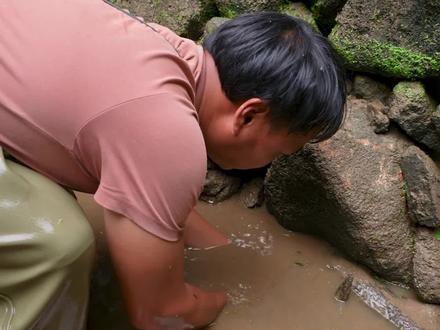 帮爷爷清理老古井,没想到抽干水里面全是……#户外 #我要上热门 #新农人计划2022 #三农