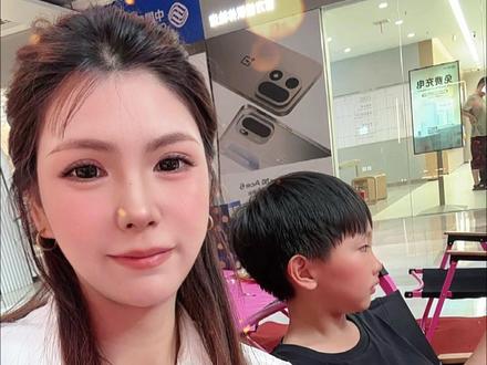 不知不觉变成了这个节日的主角
谢谢你们选择我做你的妈妈
让我成为母亲 成为这个节日的主角
虽然我不是完美的妈妈
但我会用我的方式
用我所有的爱来守护你们
在这个特殊的日子
也祝天下所有妈妈:节日快乐!#母亲节快乐妈妈辛苦了