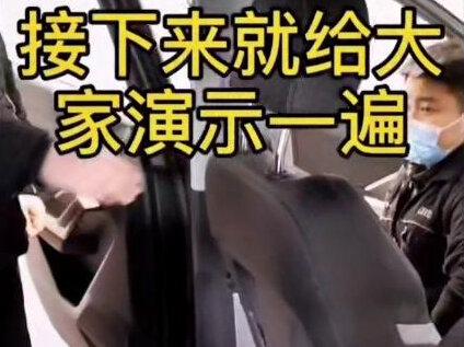 奥迪Q3。新款Q3运动座椅帽头拆卸#汽车知识科普 #汽车知识 #专车定制汽 #专业订制