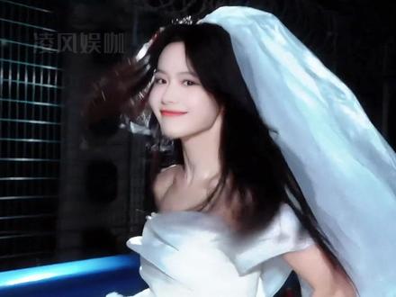 明明屡次撞造型,为何余茵否认模仿白鹿?一段回应曝光,才懂短剧演员在团队中的被动处境 #余茵 #白鹿 #余茵否认模仿白鹿 #影娱热点团 #内容启发搜索