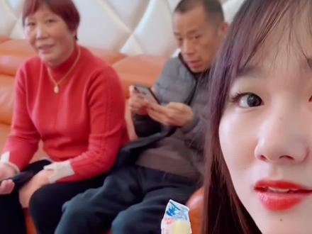 在公婆面前秀恩爱,结果…😂