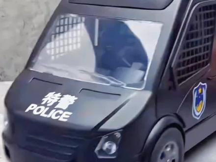 警车押运车出动,警笛一响,坏人全慌,快来一起玩警车抓坏人的游戏吧!#警车玩具 #警察抓小偷游戏 #警车儿童动画视频 #1-3岁儿童警察车大全