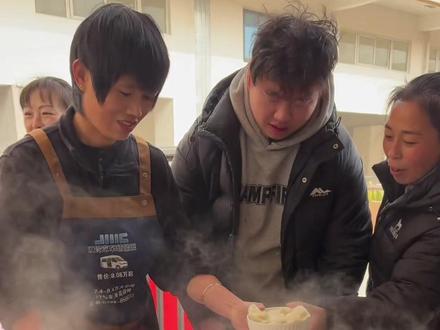 一口饺子一口蒜,明年挣他几百万,一口饺子一口酒,明年想啥啥都有,吃完饺子来碗汤,明年必定奔小康。《冬至快乐》!#冬至大如年