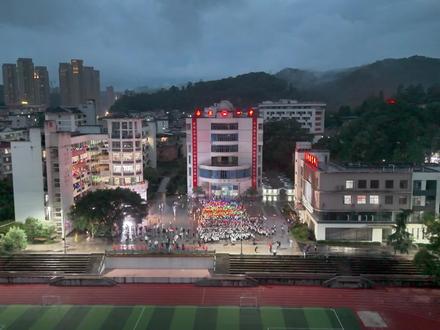 永安一中举行高考喊楼活动。#高考加油