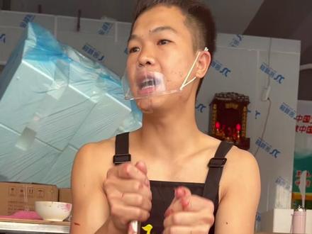 #手艺人 #牛肉丸 因为锤打的过程必须得加冰块质量才会保持不变