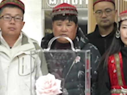 “娇龙”月季抵达新疆昭苏县(记者:周生斌、潘莹)