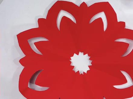 1张红纸就能搞定的春节窗花✅
折一折、画几笔、剪一剪,
这朵《鸿运团花》就成型啦~
花瓣层层叠叠,贴在窗户上,
风一吹像在开屏!
过年家里缺装饰的,
赶紧跟着剪,手残党也能一次成功✂️
#新手剪纸教程 #年味手工 #窗花教程 #一看就会的手工 #过年装饰