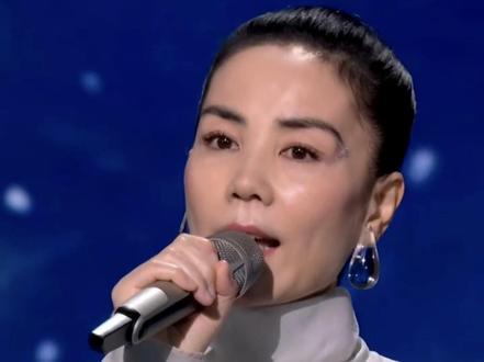 还得是天后王菲,春晚白裙美到封神!#春晚 #王菲