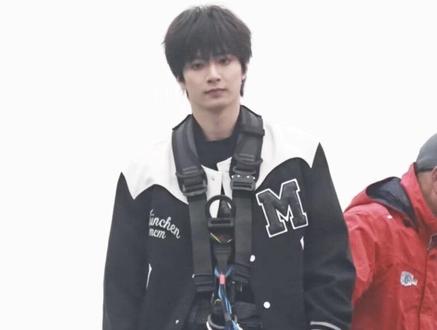 蹦极宝宝!好帅#蹦极 #宇宙闪烁请注意 #刘耀文