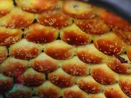 徽州人老手艺制作的#黄山烧饼 ,外皮金黄酥脆,内陷咸香可口,每一口都是实打实的#老味道 !#徽州特色美食#黄山特产