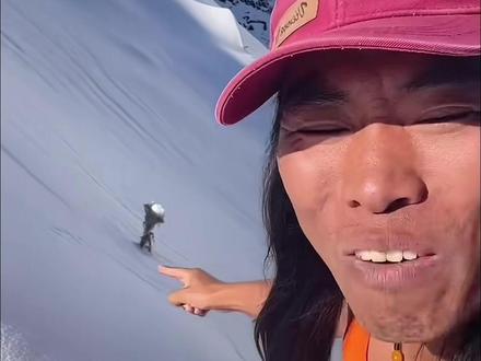 硬核男子只穿背心爬雪山在海拔6000米处发现雪莲花