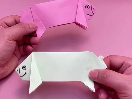 一张纸玩一天|两只小猪
一张正方形彩纸,折出两只粉粉绿绿的小猪🐷
不用凑热闹,不用等别人回应,就一个人,对着一张纸折折叠叠,指尖绕出小造型的瞬间,快乐就实实在在攥在手里啦~
原来快乐最本真的样子,从来都只需要自己和一颗愿意发现美好的心✨
#儿童创意手工 #创作者中心 #创作灵感 #亲子手工 #折纸