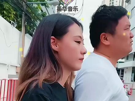 12月4号400多万网络大主播在尼泊尔直播时被害,画面太血腥暴力,这是小胖子闯FeiZhou生前Zui后录的一首歌和他平时日常生活,真可惜了#炙热计划 #小胖闯非洲 #英华音乐 @DOU+小助手