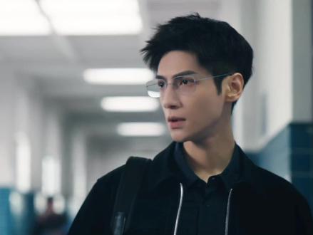 罗云熙新剧饰演法医主任,一来就碰上漏斗蛛杀人案!太期待了!#剥茧#剥茧剧情节奏大事很妙 #剥茧开播