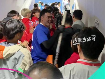 内蒙古代表团男子曲棍球队获得金牌 登上最高领奖台 掌声欢呼响起来#曲棍球#夺冠 #第十五届全国运动会