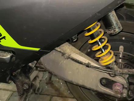 #电摩 #九号真智能 #九号m3 更换200p平叉注意事项,需要切割大撑限位,用角磨机斜着膜一点就可以安装上去这条300p的减震了