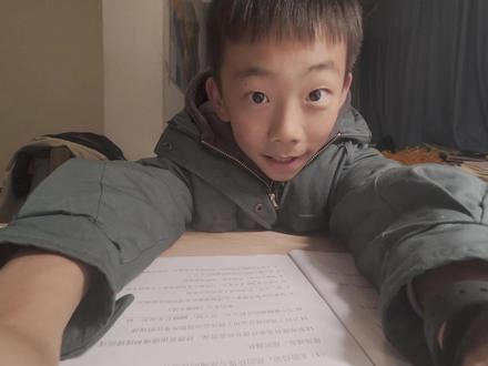 五年级科学复习!第三单元计量时间考点:水钟、摆钟全解析 家人们!五年级娃的科学复习课续更~ 第三单元 “计量时间” 考点超全,快码住备考!
古人先按天计时,发明了圭表、日轨,可惜阴天没太阳就用不了;后来有了水钟,分受水型(刻度在上)和泄水型(刻度在下),还有等时性,但冬天没法用~
摆钟超关键!摆绳越短摆动越快,还有摆的等时性,机械摆钟由钟摆和钟面组成;当今最精准的是原子表,3000 亿年才误差一秒~
所有高频考点都梳理好啦,备考的同学跟着学,科学轻松冲高分~
#五年级科学 #科学复习 #计量时间知识点 #小学生备考 #学习干货