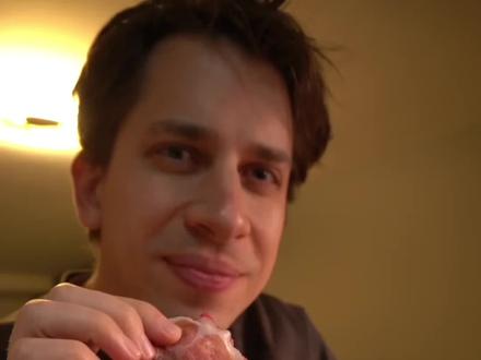 我做了每个意大利城市最经典的代表菜 我做了每个意大利城市最经典的代表菜。用美食重走了一遍意大利的城市之旅,真的太有意义了!希望你们看得开心,就像我做的时候一样开心~🇮🇹❤️
📍城市与菜肴:
• 罗马 – 罗马风味盐渍牛肉
• Roma – Saltimbocca alla romana
• 米兰 – 藏红花烩饭与炖牛膝
• Milano – Risotto allo zafferano con ossobuco
• 佛罗伦萨 – 风味牛杂
• Firenze – Lampredotto
• 那不勒斯 – 炸披萨
• Napoli – Pizza fritta
• 巴勒莫 – 意大利炸饭团
• Palermo – Arancini
• 博洛尼亚 – 博洛尼亚千层面
• Bologna – Lasagne alla bolognese
• 佩鲁贾 – 自制佩鲁贾巧克力
• Perugia – Baci Perugina fatti in casa
• 热那亚 – 热那亚风味面包
• Genova – Focaccia genovese
• 威尼斯 – 意大利炸海鲜
• Venezia – Fritto misto di pesce
• 比萨 – 托斯卡纳风味T骨牛排
• Pisa – T-bone all’italiana
• 特罗佩亚 – 茄子千层饼
• Tropea – Parmigiana di melanzane
• 乌尔比诺 – 意式酥皮饼
• Urbino – Crescia sfogliata
#意大利美食 #意大利旅行 #意大利必吃 #意大利经典菜 #意大利旅游攻略