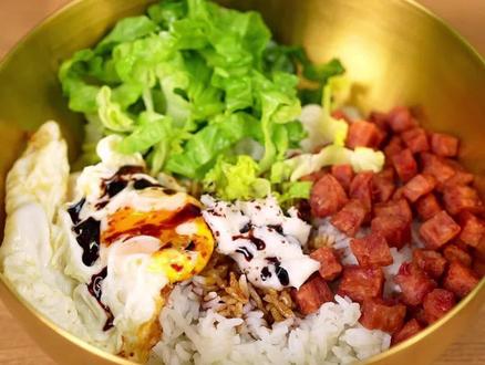 只用10分钟就能做好的猪油拌饭,不仅不腻,吃一口就香迷糊了你。#拌饭 #米饭的神仙吃法 #二婶做美食