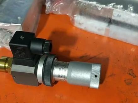 介绍压力继电器的工作原理和调节方法