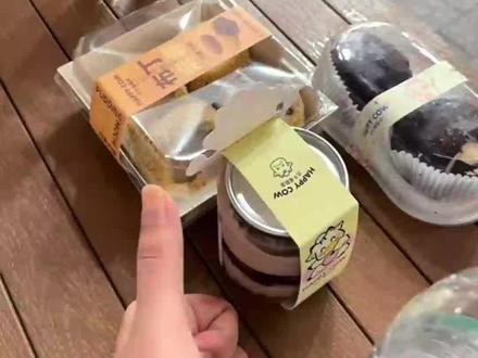 5月13日,浙江杭州。碰巧撞见蛋糕店扔临期蛋糕,3名女生直接“捡”了几个吃:后悔没多拿几个,蛋糕都还很新鲜