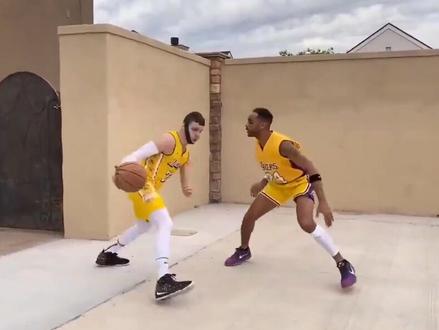 #dou来nba #詹姆斯 黑白模仿帝合作模仿詹姆斯和科比对比,你给打几分? @抖音小助手