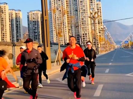 岁启丙午,以跑迎新,步步皆顺,岁岁安康!
初一奔跑,万事可期,心有旷野,自在如风,
用汗水兑换好运,用脚步奔赴新程👣