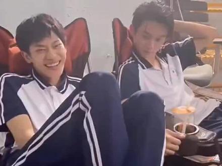 炯炯对于自己选的吴比很满意啊!#苏御吴比 #哥哥你别跑 #张炯敏徐滨 #双男主 #高甜来袭