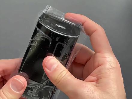 拆卸N72外壳甚至不需要螺丝刀 早前随缘君的视频里曾经说过,当年的诺基亚手机不仅风靡全球,而且可玩性方面也同样吸引了不少手机玩家,而这个可玩性,就在于诺基亚绝大多数手机都可以轻松拆卸外壳,用户还可以自行更换屏幕等配件,甚至还可以自己动手DIY个性化的外壳,动手门槛相对较低,可玩性很高,而今天的诺基亚N72就是其中之一,拆卸外壳全程不需要一个螺丝刀,只需要通过撬开塑料卡扣即可完成拆卸。
当然了,这里的可玩性是随缘君美化过的词,它当年还有个特点让很多人闹心,那就是相对松散不够致密的结构,也很容易造成灰尘进入手机屏幕乃至摄像头玻璃下等等。#诺基亚 #诺基亚n72 #诺基亚拆解