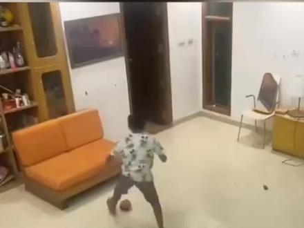 男孩将沾水开关插入插座,导致触电昏迷#小孩触电危险视频 #儿童触电保护盖 #儿童安全教育