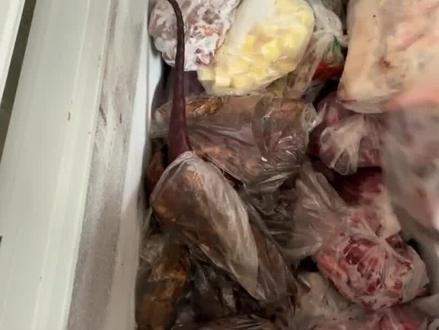 冰箱放一年的腊肉香肠,到底还能不能吃?看完你就明白了01