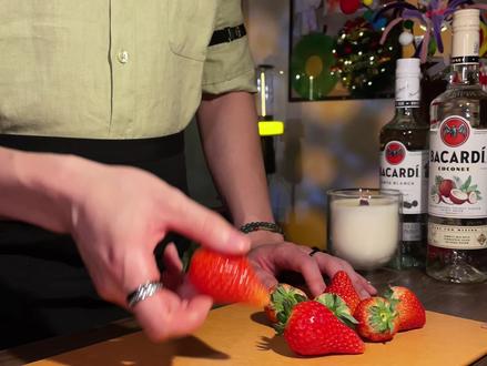 居家圣诞PA调酒指南,快来抄作业 1⃣草莓圣诞蝠吉多:草莓捣碎+百加得白朗姆30ml+百加得椰子朗姆15ml+养乐多x1+气泡水;
装饰的草莓雪人前两天有教过喔,中间是香蕉串起来即可;
2⃣解构圣诞蝠吉多:香水柠檬切片后从大到小重新排列,用解构的方法叠起来,顶部插胡萝卜星(胡萝卜片先拿针瞄⭐,再切~);
酒体:百加得白朗姆30ml+百加得椰子朗姆30ml+椰子水;椰子脑袋狂喜!
3⃣蝠吉多热巧:百加得白朗姆45ml+一半的热巧克力奶+一半的热牛奶;
杯口放满棉花糖,再淋一点巧克力酱,睡个巧克力味的好觉~
#朗姆酒调酒 #微醺调酒配方 #圣诞调酒 #草莓调酒 #圣诞树