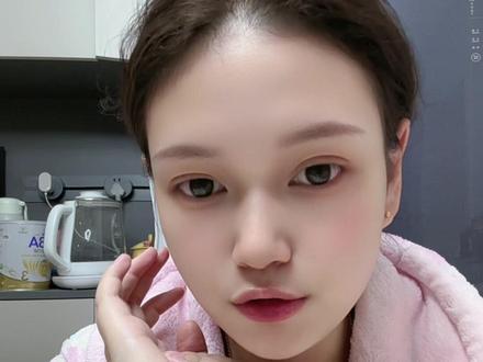 zfb上购买或卖出基金,确认份额是计算收益的关键一步。简单来说,确认份额就是确定你买入或卖出的基金数量,这个数量会根据当天的基金净值来计算。
份额确认时间
基金交易通常遵循“T+1”规则,这意味着:
买入确认:在交易日(通常是工作日)15:00前完成买入操作,系统会以当天的基金净值来确认你的份额,并从第二天开始计算收益。
卖出确认:同样,在交易日15:00前卖出,系统会以当天的净值确认卖出价格,但收益到账和份额确认通常会在下一个交易日完成。
非交易日:如果在非交易日(如周末或法定节假日)进行操作,会顺延到下一个交易日处理。
为什么确认时间不同?
你可能会发现,即使是同一天买入的基金,确认份额和看到收益的时间也不同。这主要是因为不同基金的处理速度和规则有差异。例如,有的基金可能在周一确认份额,而另一些可能在周二确认,这取决于基金公司的具体安排。
如何查看确认状态?
在支付宝的“理财”或“基金”页面,找到你操作的基金产品,进入“我的持仓”或“交易记录”即可查看。通常会有明确的提示,比如“份额待确认”或“金额待确认”,并显示预计的确认日期和到账时间。
关于白银基金
如果你投资的是像“国投瑞银白银期货(LOF)”这样的基金,它的净值会受到国际白银价格的影响。买入或卖出时,最终的份额和收益都会以确认日的基金净值为准,而不是你操作当天的实时价格。所以,即使你看到白银价格在涨跌,但只要份额还没确认,收益就不会变动。
#白银 #白银帝国 #上热搜 #种草激励计划参与 #每日分享