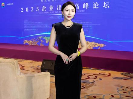 仅有二年级学历的干妈,用双手闯出了自己的路。如今她站在世界级舞台中央,向所有人证明:起点从不定义终点,她是我此生最大的骄傲。#黛莱皙 #国货 #骄傲