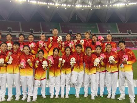 全运会女足比赛湖北队获得银牌,王霜现场鼓励队员:“没关系,下一个四年我们从头再来!”